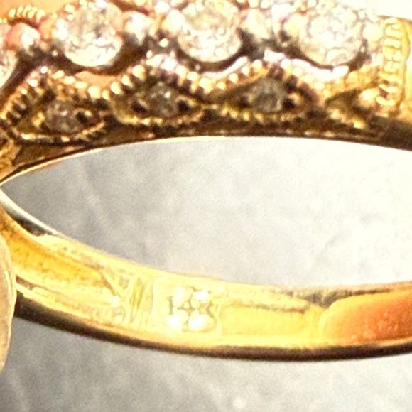 Elegant Gold and Silver Women's Ring - Picture 4 of 4